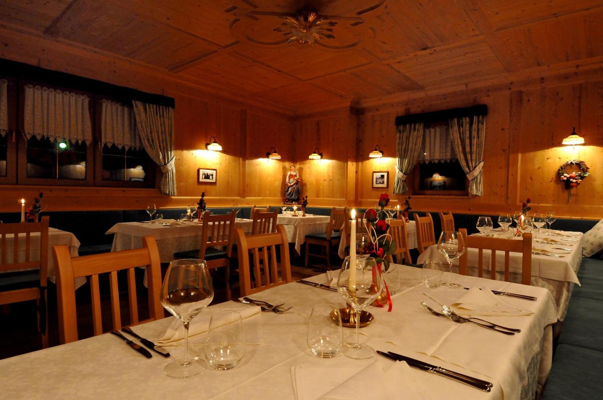 Hotel Valacia Pozza di Fassa Exterior foto