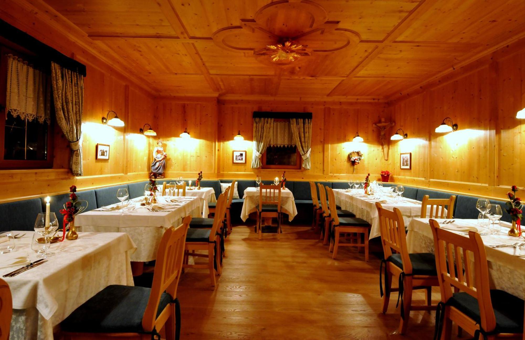 Hotel Valacia Pozza di Fassa Exterior foto