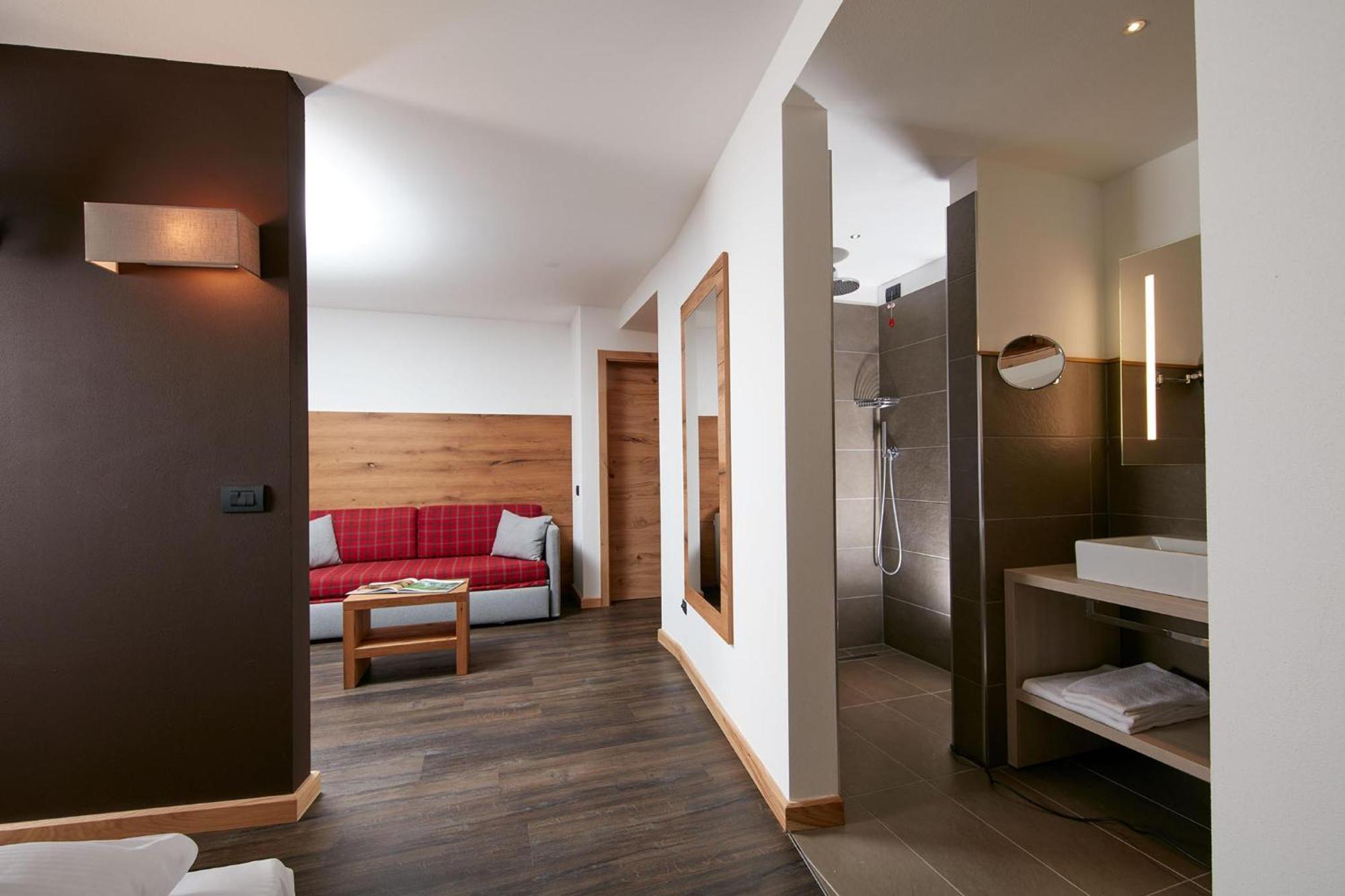 Hotel Valacia Pozza di Fassa Exterior foto