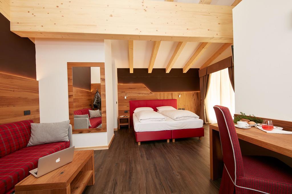 Hotel Valacia Pozza di Fassa Habitación foto